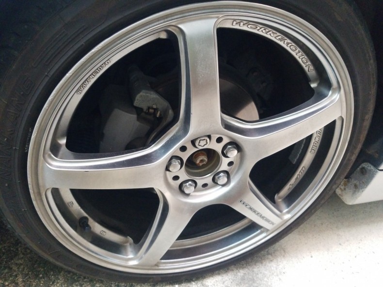 タイヤホイール前