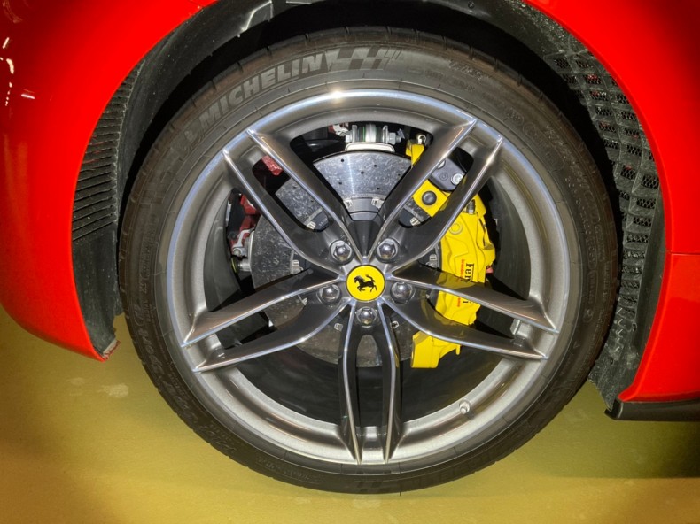 タイヤホイール前