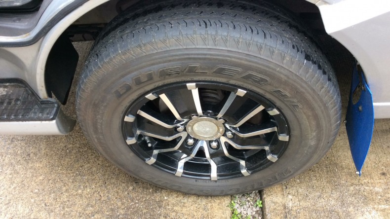 タイヤホイール前