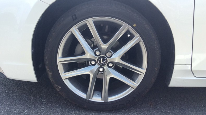 タイヤホイール前