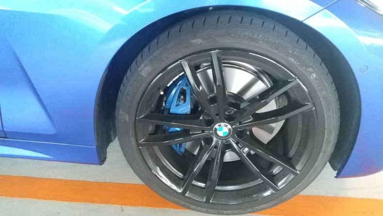 タイヤホイール前