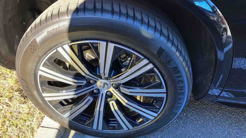 タイヤホイール前