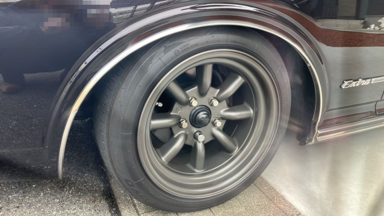 タイヤホイール前