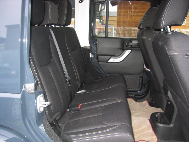 内装後方シート