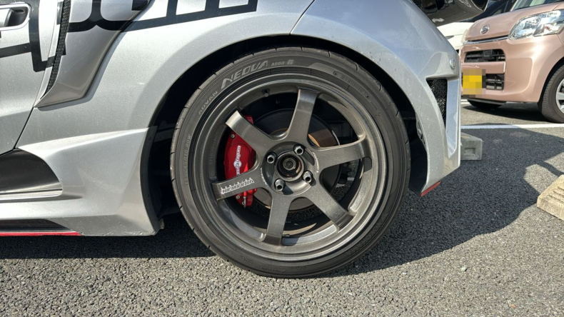 タイヤホイール前