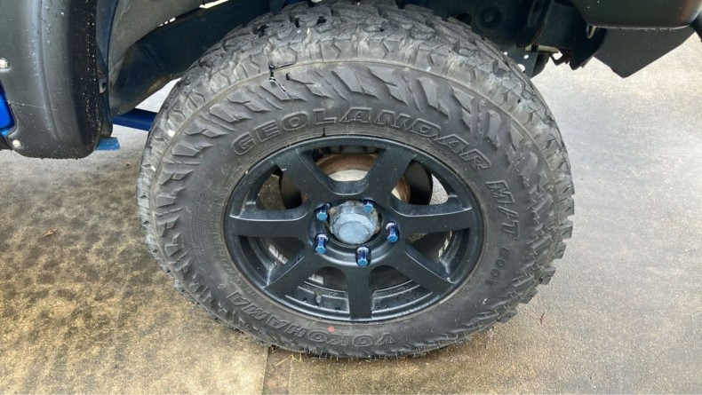 タイヤホイール前