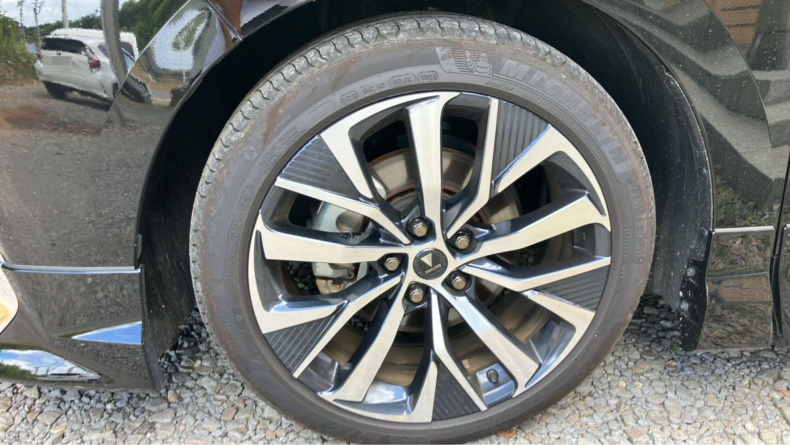 タイヤホイール前