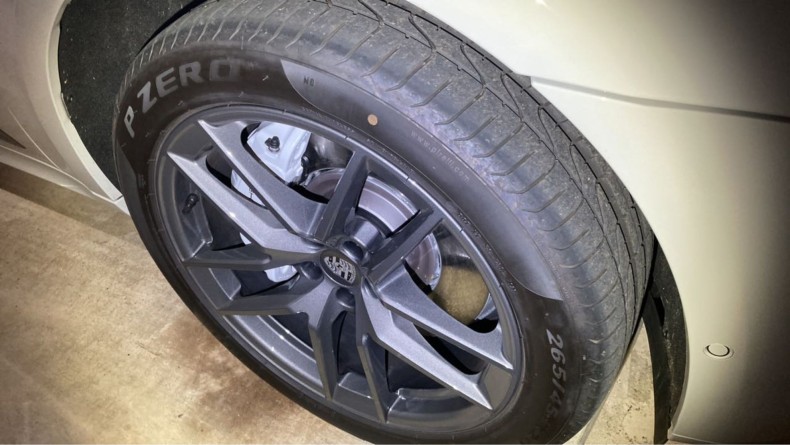 タイヤホイール前