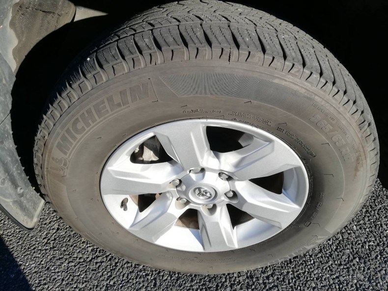 タイヤホイール前