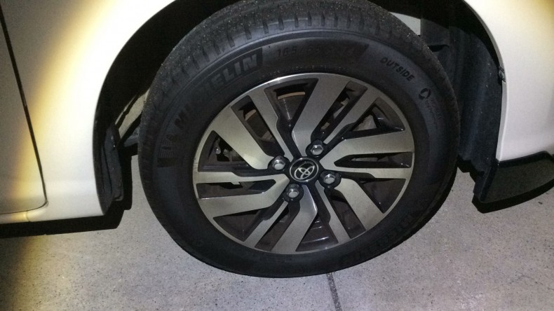 タイヤホイール前