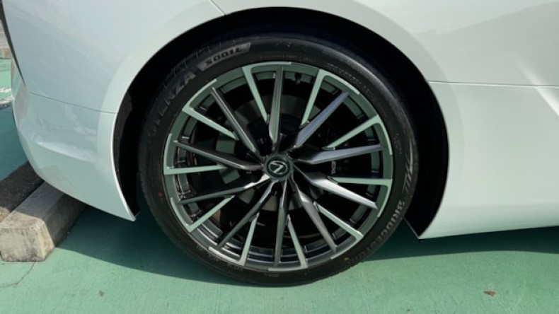 タイヤホイール前