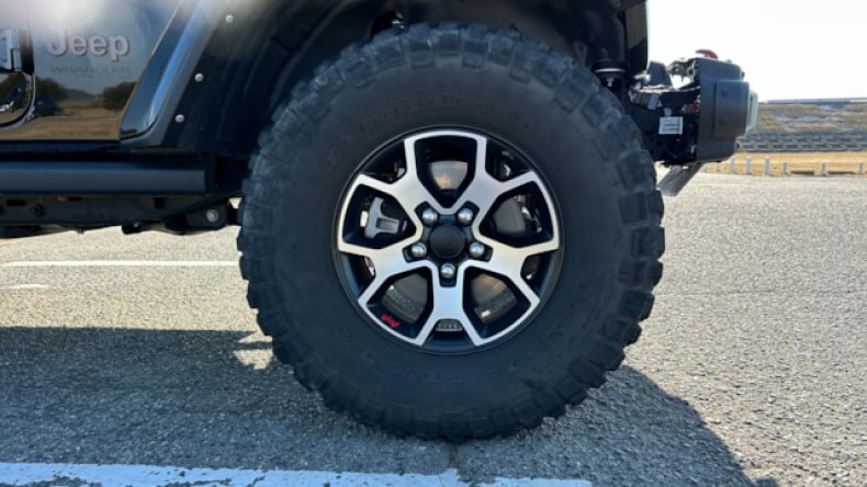 タイヤホイール前