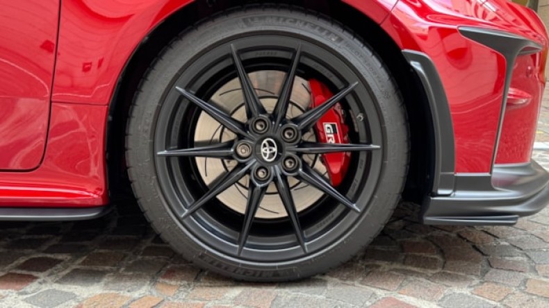 タイヤホイール前