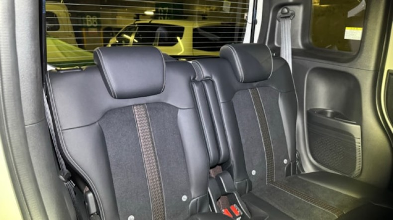 内装後方シート