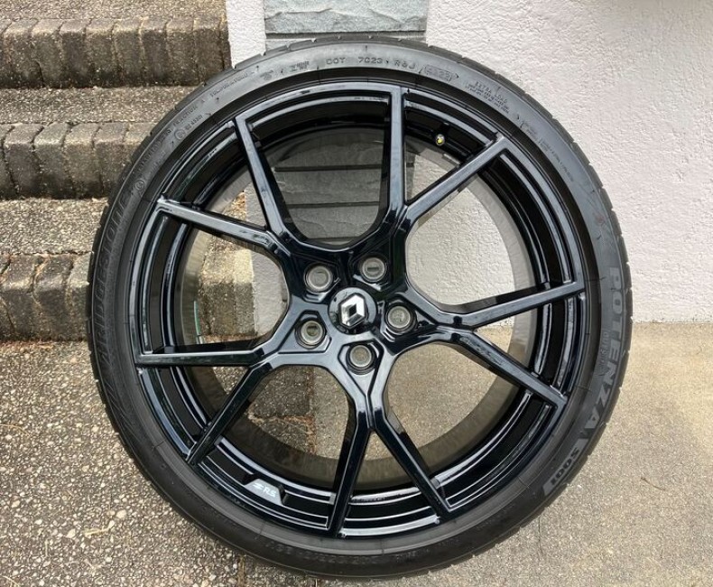 タイヤホイール前