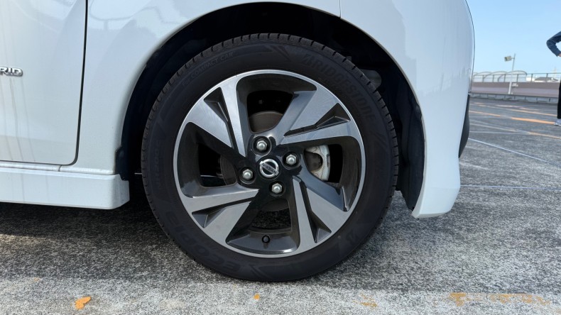 タイヤホイール前