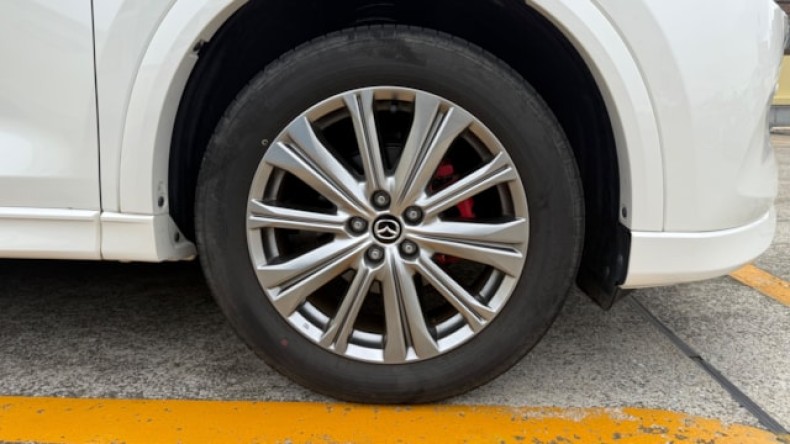 タイヤホイール前