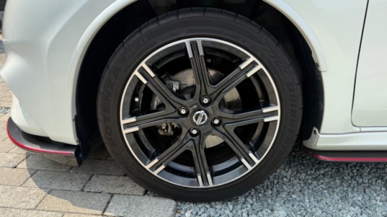 タイヤホイール前