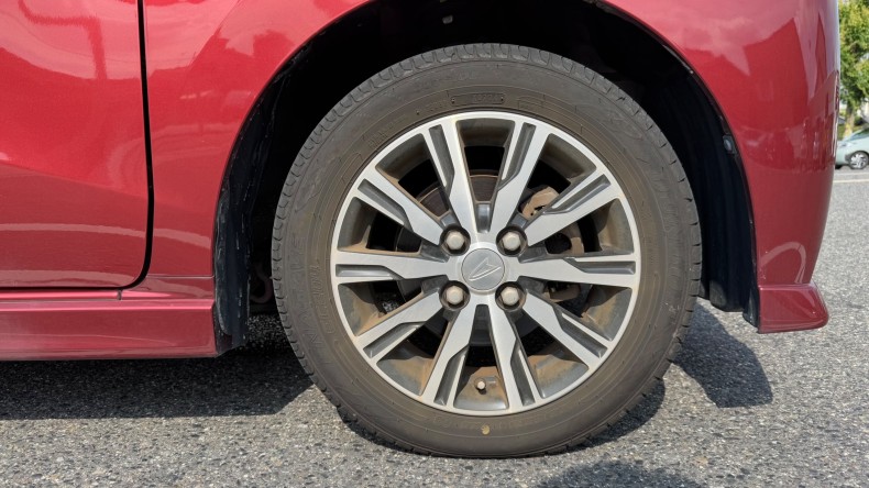 タイヤホイール前