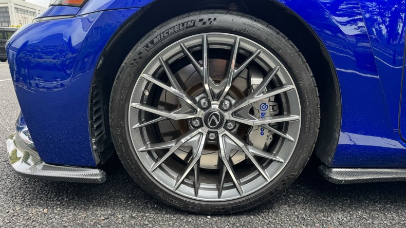 タイヤホイール前