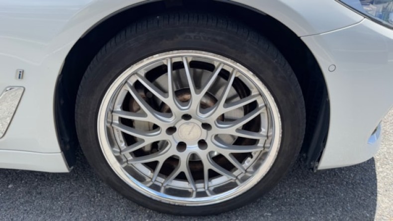 タイヤホイール前