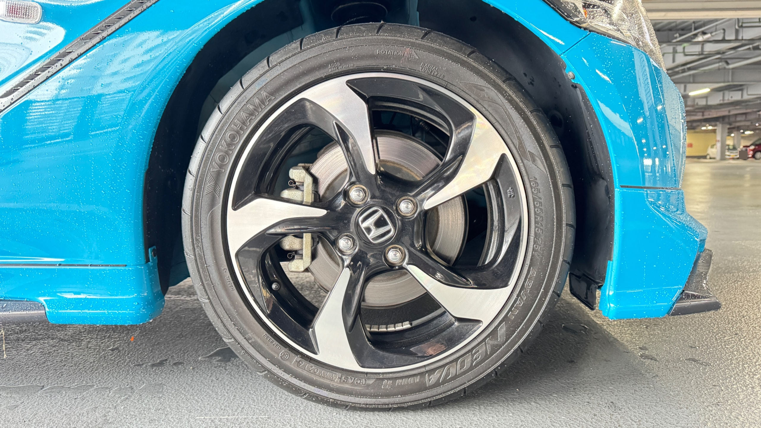 タイヤホイール前