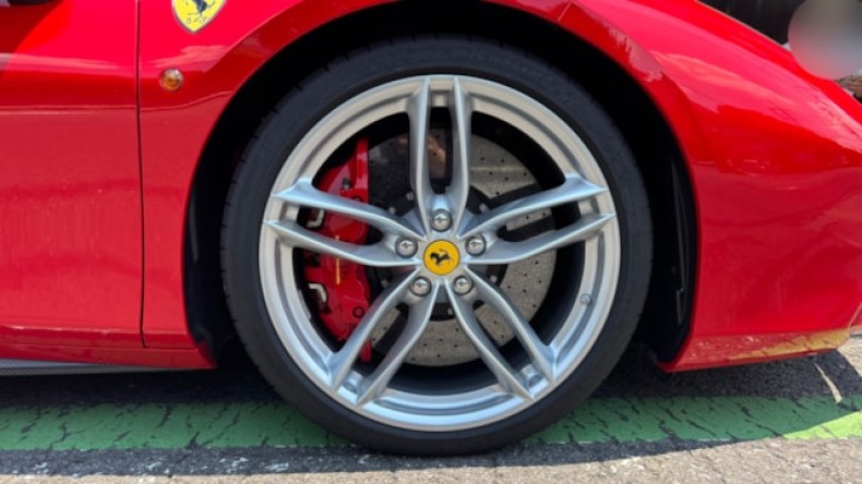 タイヤホイール前