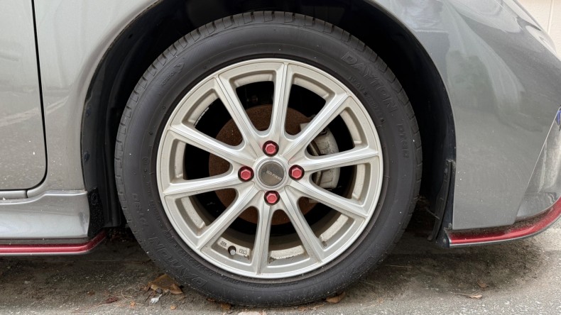 タイヤホイール前