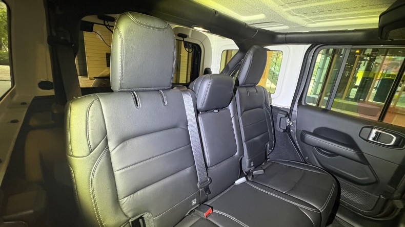 内装後方シート