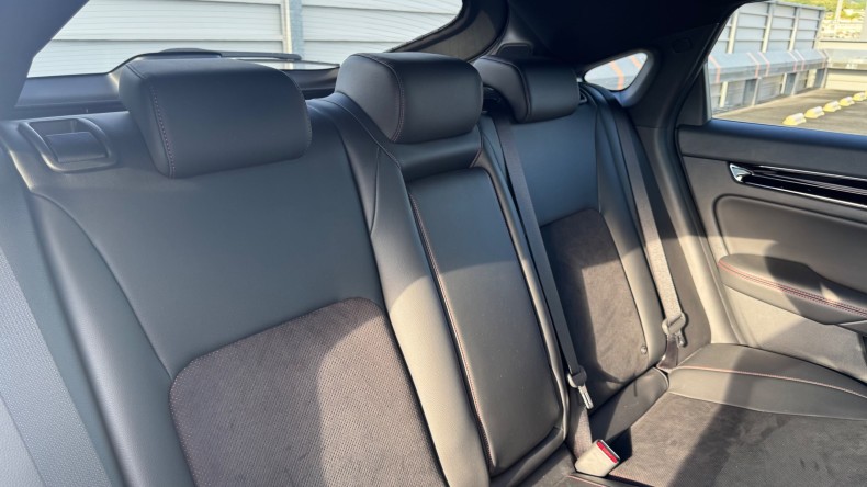 内装後方シート