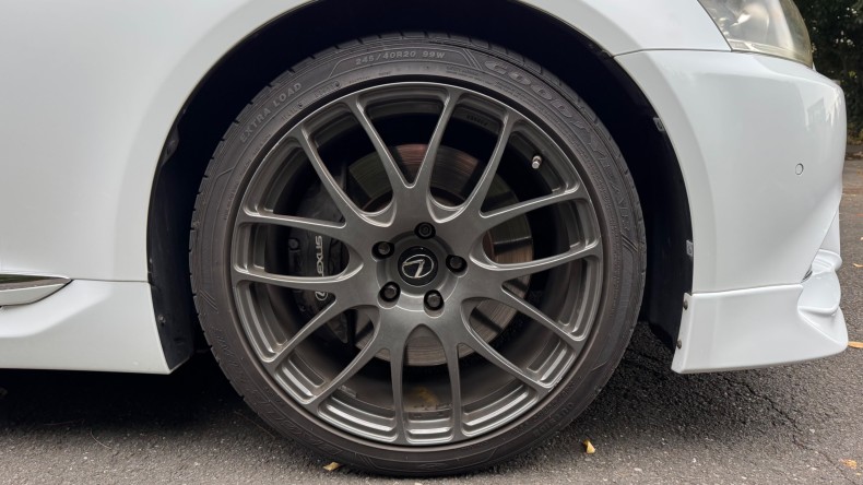 タイヤホイール前