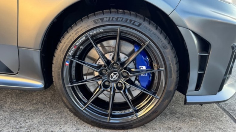 タイヤホイール前