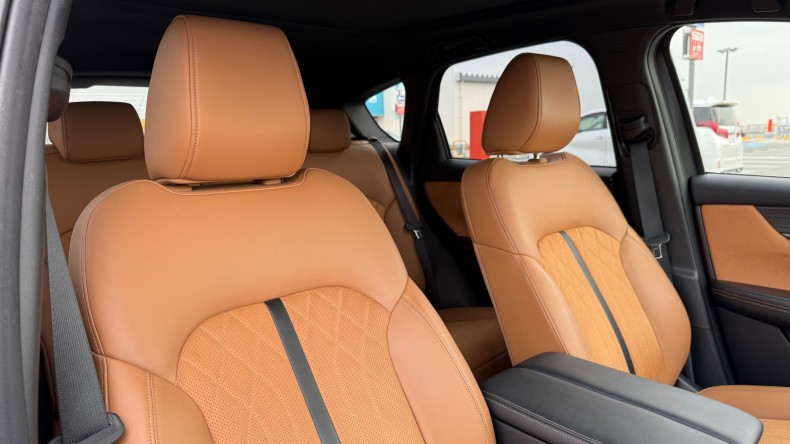 内装後方シート