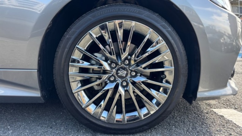 タイヤホイール前