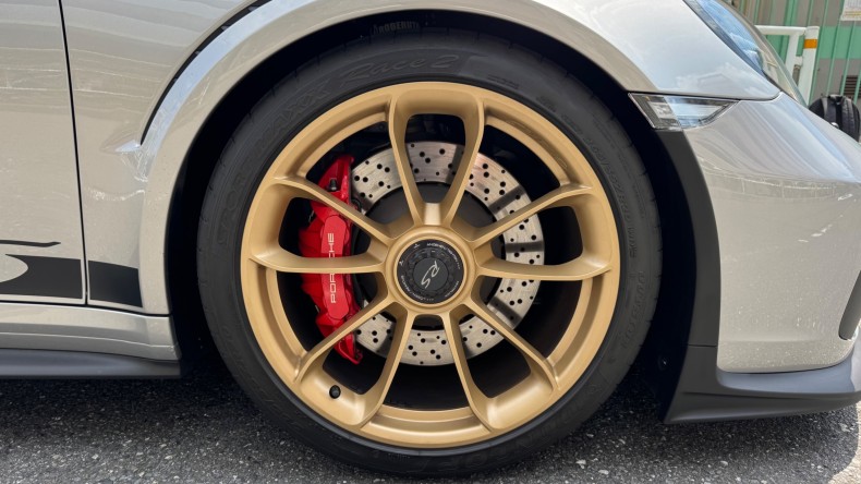 タイヤホイール前