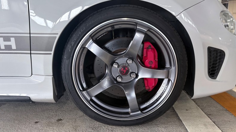 タイヤホイール前