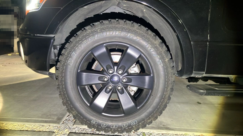 タイヤホイール前