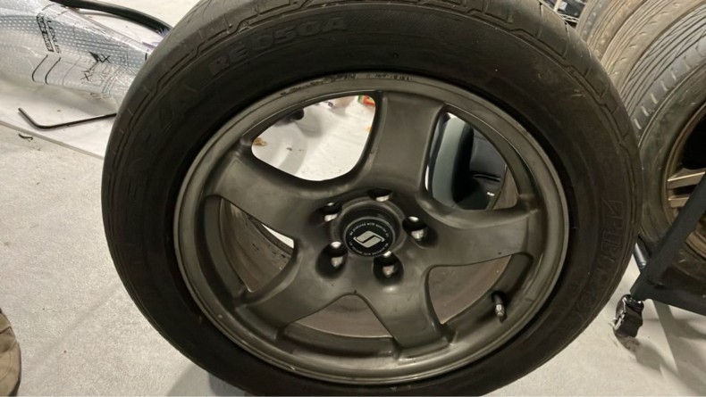 タイヤホイール前