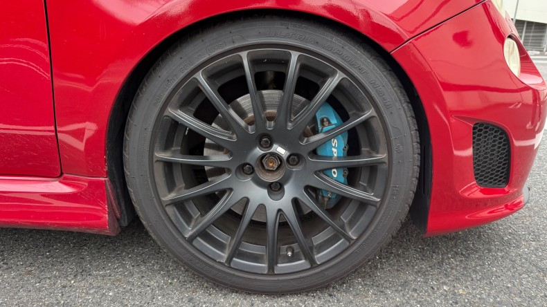 タイヤホイール前