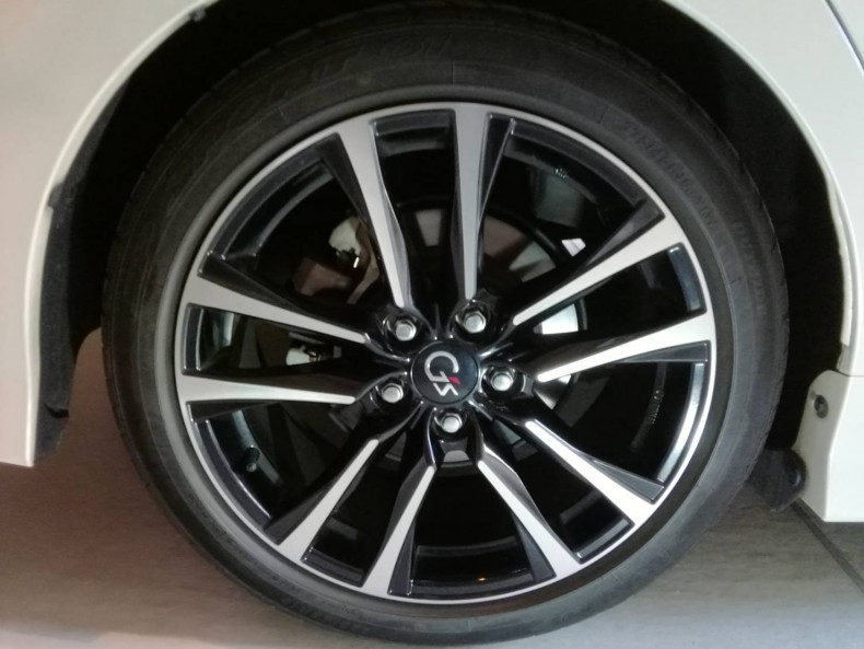 タイヤホイール前