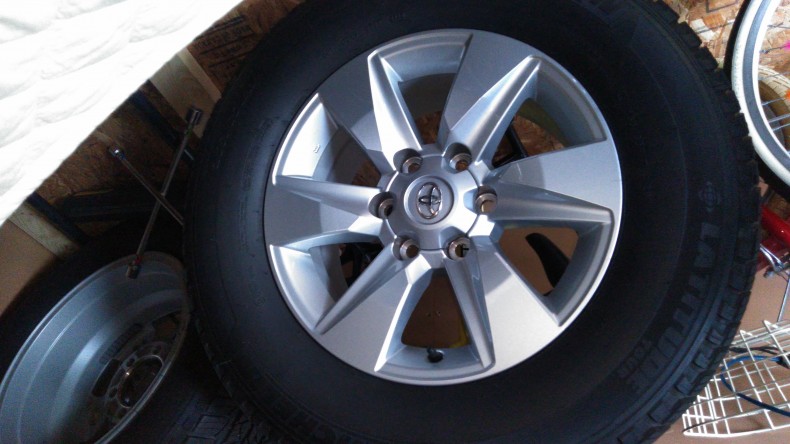 タイヤホイール前