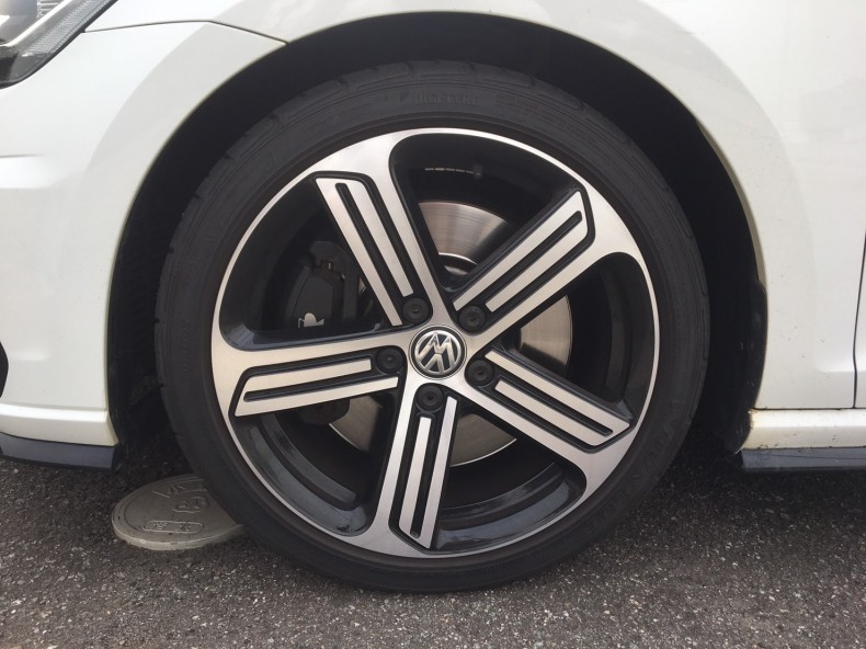 タイヤホイール前