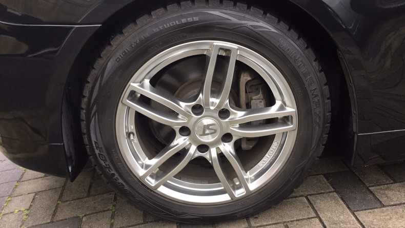 タイヤホイール前