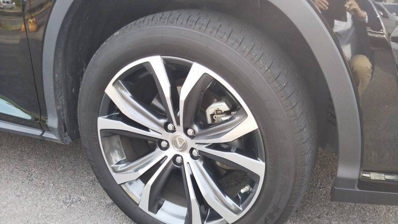 タイヤホイール前