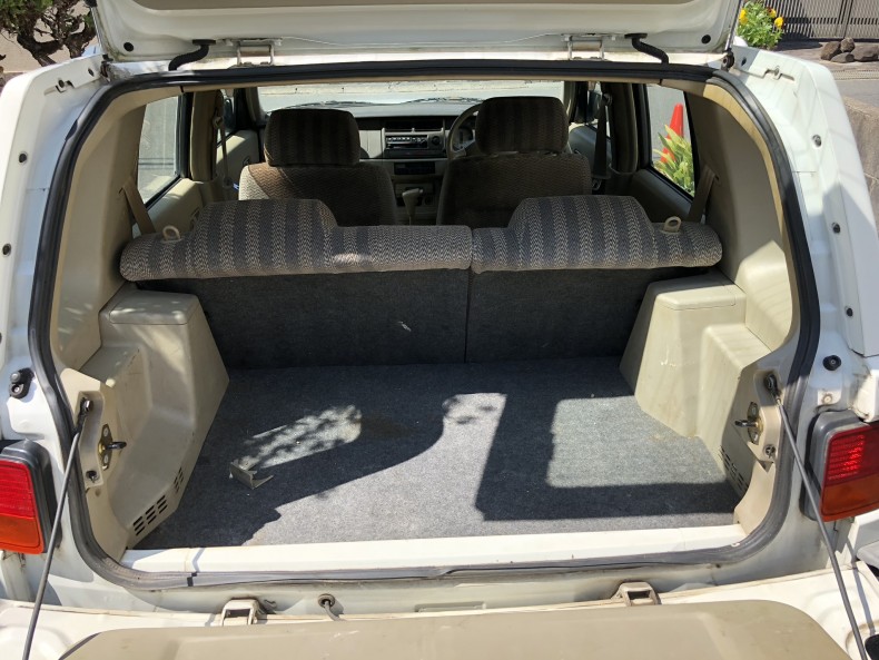 内装後方シート