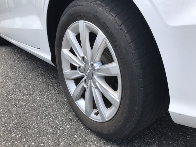 タイヤホイール前