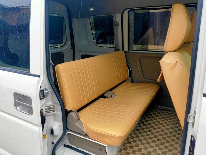 内装後方シート