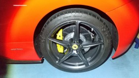 タイヤホイール前