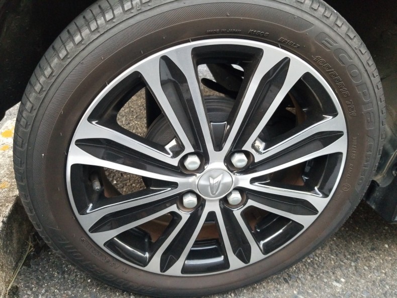 タイヤホイール前