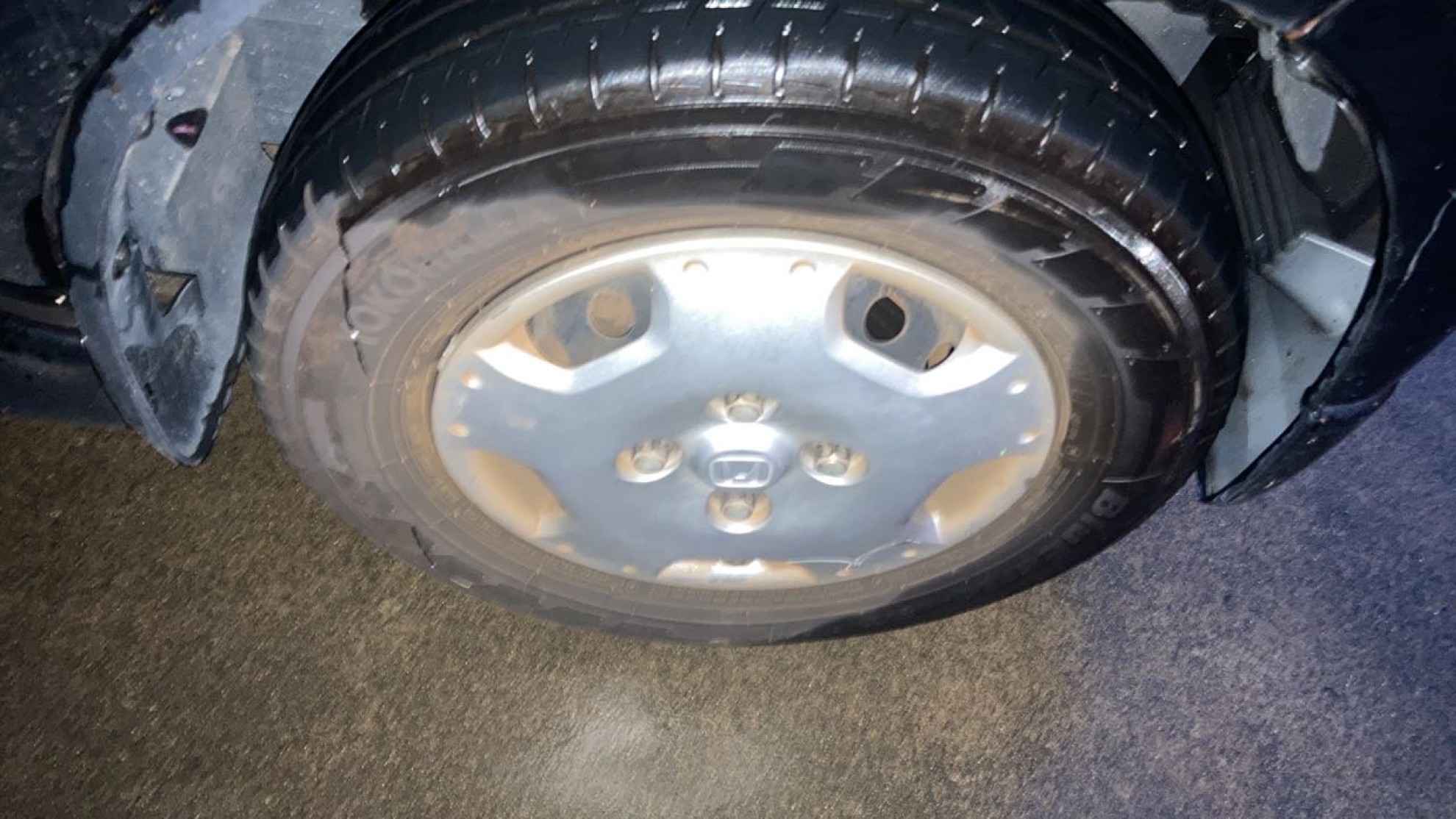 タイヤホイール前